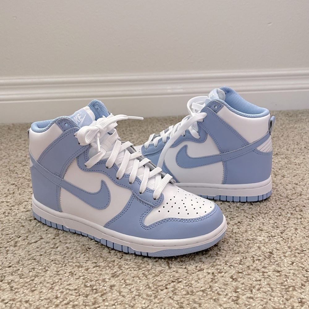 Women’s Nike Dunk High in White/Aluminum Size 5.5